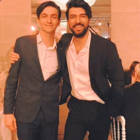 Rol ald dizilerle n snrlar aan Akyrek'in pek ok starn aksine dndeki egosuz tavrlar hayranlarnn takdirini kazand. Oyuncunun bu hali de "Ailemizin star Engin" dedirtti..