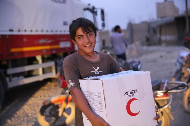 Kzlay ve AFAD'dan yardm eli  <br>  Dnyann drt bir tarafndaki ihtiya sahiplerinin yannda olan Trk Kzlay ile Afet ve Acil Durum Ynetimi Bakanl (AFAD) ekipleri, terr rgtnn penesinden kurtulan insanlar yalnz brakmyor.