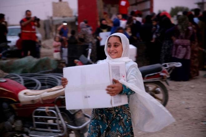 "ok mutlu olduk"  <br>  Fatma Muhammed ise tek isteklerinin huzur ve gvenli bir ortama kavumak olduunu ifade etti.    Muhammed, "Trk askeri bize yardm datyor. ok mutlu olduk. Buradaki insanlarn hepsi fakir halk. Bundan sonraki srete huzur ve gvene kavumay arzuluyoruz." eklinde konutu.