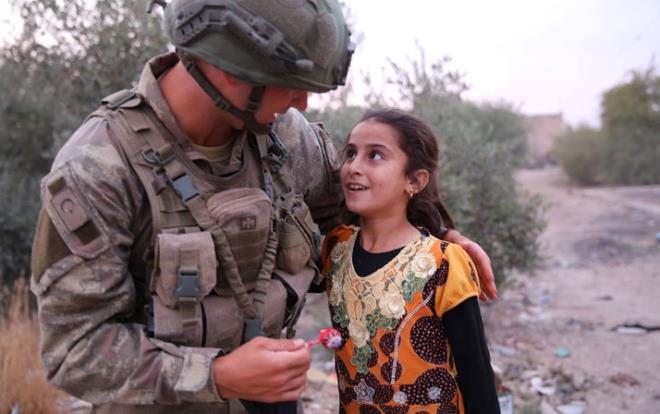 Terr rgtlerine kar yurt ii ve snrtesi operasyonlarda adeta destanlar yazan Mehmetik, Suriye'nin kuzeyinde Bar Pnar Harekat ile kontrol altna alnan yerleim birimlerinde sava maduru ocuklarn yzn gldryor.