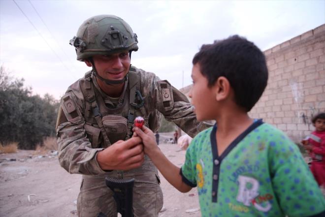 9 Ekim'de Cumhurbakan Recep Tayyip Erdoan'n talimatyla, Trkiye'nin gney snrnda oluturulmaya allan terr koridorunu yok etmek, blgeye bar ve huzur getirmek amacyla balatlan Bar Pnar Harekat'nda operasyonlara Trkiye ile ABD arasnda varlan anlamayla 120 saat ara verilmesinin ardndan sessizliin hakim olduu blgede Mehmetik, hayatn normallemesi amacyla almalarn srdryor.