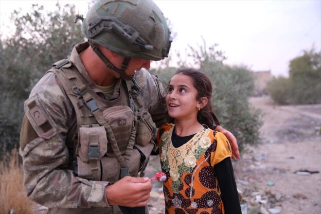 Mehmetik, Rasulayn'n batsndaki Tel Halaf kynde yllarca terr rgtnn zulmne maruz kalarak yaam mcadelesi veren insanlarla bulutu. YPG/PKK igalinden kurtarlan Tel Halaf halkna yardm elini uzatan Mehmetik, ekmek ve gda datm yaplan kyde ocuklar ikolata ve ekerle sevindirdi.