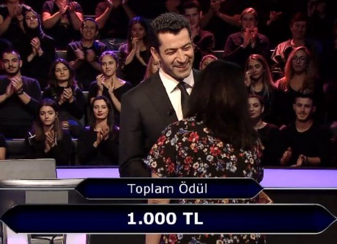 mirzalolu, kendisinden uzaklaan yarmacy, ''Elimi skmadan m gideceksiniz?'' diyerek durdurdu. Panik iinde mirzalolu'nun yanna gelen zkan ise, ''Kusura bakmayn, ok heyecanlym'' diyerek mirzalolu'ndan zr diledi.