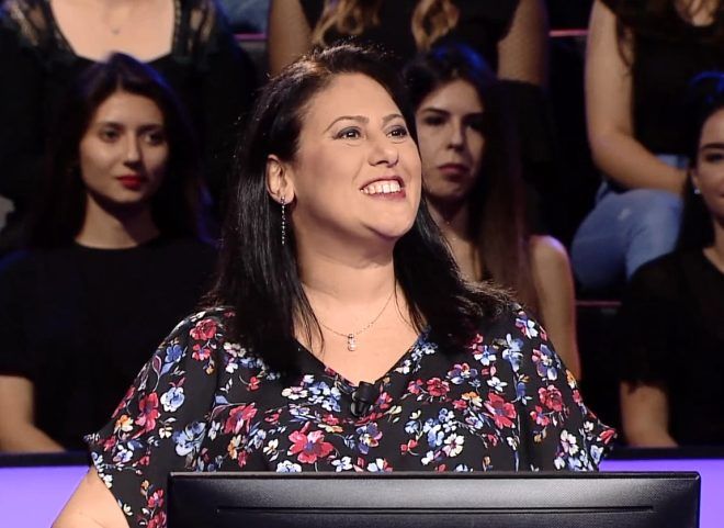 Murat Yldrm'n ardndan Kenan mirzalolu'nun sunumuyla ekranlara gelen Kim Milyoner Olmak ster yarmas, dn akam 837. blmyle ekranlara geldi. Yaynlanan blmde yarmaclardan Aye Hadiye zkan, heyecanla yapt hareketle geceye damga vurdu.