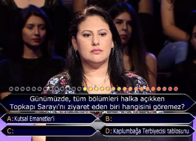 Aye Hadiye zkan' zorlayan soru, Topkap Saray'ndan geldi. ''Riske atmak istemiyorum'' diyerek yzde elli joker hakkn kulland ve yanl olan iki kk eledi.