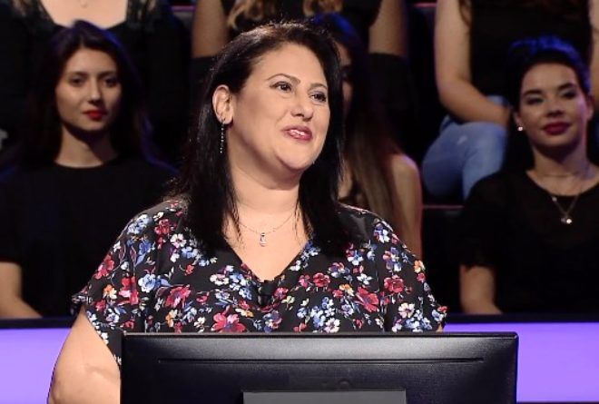 Kim Milyoner Olmak ster yarmasna katlan Aye Hadiye zkan, ncelikle scak tavrlaryla dikkat ekti.