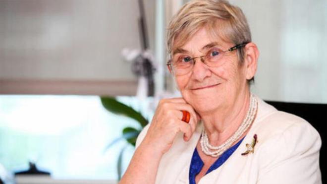 ?Krmz et deil, iindeki kimyasallar kanserojendir?  <br>  Doal olan her eyin yenilebileceini syleyen Prof. Dr. Canan Karatay, ?Ben doal olan her eyi yiyebilirsiniz diyorum. Sucuk evde yaplrsa ki ben Elazlym eskiden evde sucuk yaplrd ve yenirdi. Doal olan ve iinde katk maddesi olmayan btn krmz etler salkldr ama katk maddesi koyulan krmz etler kanserojendir. Ben bir salk olarak bunu sylyorum. Krmz et kanserojen deildir, krmz ete katlan kimyasallar kanserojendir. Geenlerde pastrma ve sucua beyaz et kartrld iddias oldu. Hangi beyaz etten bahsediliyor? Tavuk da beyaz et domuz da beyaz et. Bence sayn bakanmz bunlar syleyeceine sk kontroller yapsn, sk ve caydrc cezalar versin. Bunlar reten ve halk kandranlarn iletmelerini kapatsnlar kapattrsnlar ve namusuyla drst alanlar resin lkemizde? dedi.