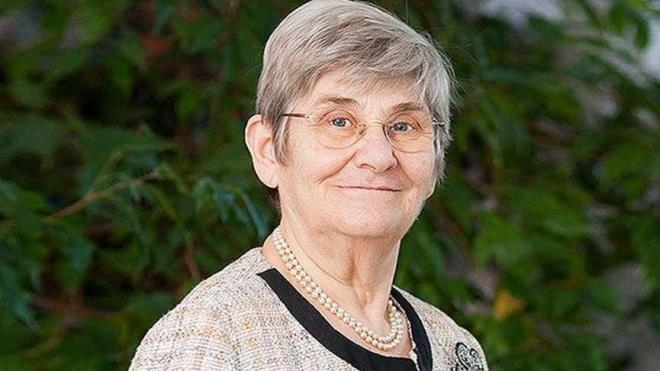 Kayseri Kitap Fuar'nn gezdikleri arasnda en dzenli ve en iyi ayarlanm fuar olduunu syleyen Prof. Dr. Canan Karatay, ?Bu kitap fuarna 3. geliimiz ve Kayseri Kitap Fuar da gezdiim btn fuarlar arasnda en iyi ayarlanm, dzenlenmi ve ok kaliteli bir fuar. Herkesin fuara komasn ve kitaplarla bulumasn istiyorum ve okurlar kitaplarla buluturmak iin ok byk ve ciddi olarak halk iin dzenlenmi bir proje olduunu dnyorum. Katks olan herkesi kutluyorum ve tebrik ediyorum. Kayseri'ye gelirken sabah kapnn nnde arabay beklerken bana dediler ki hocam bu saatte ne yapyorsunuz burada ve ben de dedim ki Kayseri'ye pastrma yemeye gidiyorum. Kayseri'nin pastrmas ok nemli ama bozuk olmayacak.