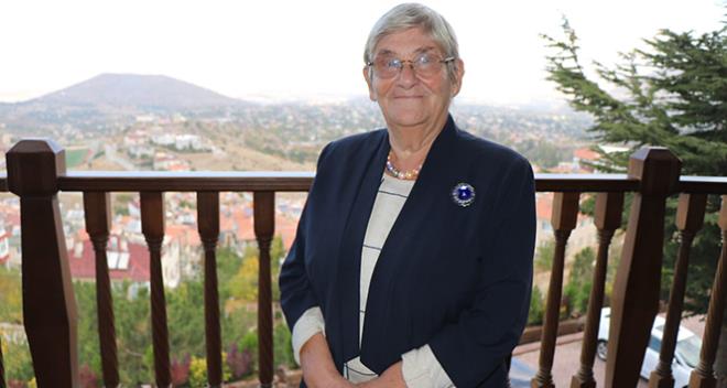 Kayseri?de dzenlenen 3. Kitap Fuar?nda vatandalarla buluacak olan  Hastalklar ve Kardiyoloji Uzman Prof. Dr. Canan Karatay, ?Pastrma pimedii iin en salkl ettir? dedi.    Kayseri Bykehir Belediyesi'nin destekleriyle Sun Fuarclk tarafndan organize edilen 3. Kayseri Kitap Fuar'nda birbirinden nl isimler vatandalarla bulumaya devam ediyor. Bugn len Kayseri 3. Kitap Fuarnda vatandalarla buluacak olan Prof. Dr Canan Karatay, sabah Kayseri'ye geldi. HA muhabirlerinin sorularn yantlayan Karatay, pastrmann pimemi et olduu iin en salkl et olduunu syledi. Canan Karatay, son gnlerde konuulan pastrma ve sucua kartrlan tek trnakl ve beyaz et ile ilgili de bakanlarn konumak yerine halk kandran reticilere ceza vermesi gerektiini syledi.