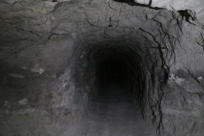 Tnel, ilenin farkl yerlerine dalan kilometrelerce uzunluundaki kollaryla birok girie sahip.