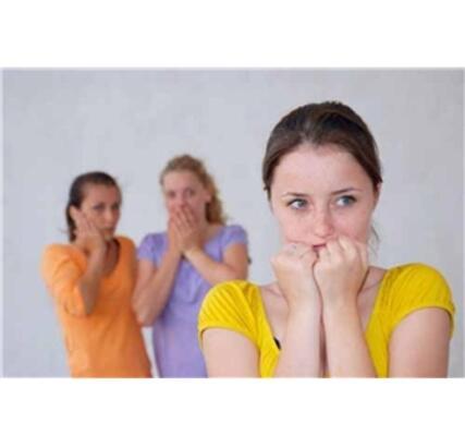 Yz kzarmas oluumunda; rnein okul yllarnda szlye kalkan bir ocuk, hata yapp yanl bir ey sylediinde ve snf iinde kendisiyle dalga geildiinde, kii yaad olay travmatik bir deneyim gibi alglayabilmekte ve ayn olayn tekrarlanmamas iin kendini d evreden soyutlamakta ya da yetikin hayatnda dahi mecburen bir sunum yapmak zorunda olduunda gemi deneyimler canlanp yz kzarmas, kayg olutuunu anlatan Psikolog Merve Krna, ?Bunun yan sra; ocukluk anda ailenin tutumu da nemli yer tutmaktadr. Ebeveynlerin ekingen yapda olmas, cezalandrc ebeveyn tutumlar, ebeveynin kendi ayrlma korkusundan dolay kendileri olmazsa ocuunun bana bir ey gelecek kaygs ile ocua bask yapmas, ar koruyucu ya da reddedici aile tutumlar, kat anne-baba modeli ya da mkemmeli arayan ebeveynler ocua ?Hi hata yapmamalsn?, ?Hata yaparsan cezalandrlrsn? mesajn verdike, ocuk hata yapmaktan korkar ve hata yapmamak iin ?Acaba hata yapar mym??, ?Yanl bir ey yaparsam ceza alr mym? kaygs yaar ve bu durum yetikin hayatnda ?Yanl bir ey sylersem, rezil olurum? kaygsna neden olabilir. Altta mkemmeliyeti duygular vardr ve ?Her ey mkemmel olmal? kaygs kiiyi hata yapmaktan korkar hale getirir. Yaplan ite hata yaplmas ya da eksik olmas, iin mkemmel olmadyla e deer olur ve bu kiiler iin eksik ve hatal yaplan bir i kar taraftan onay almaz, deer grmez olarak eletirilir? diye konutu.