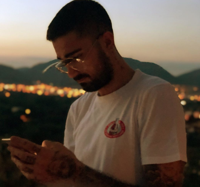 Babasnn yolundan giderek arkc olmaya karar veren ve kard pop paralaryla uzun sre trend listlelerinde kendisine yer bulmay baaran do Tatlses, 3 hafta srecek askerlik grevi iin Tekirda'a gitti.