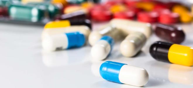 ?Basit bir gripte antibiyotik almna gerek yok?  <br>  Grip tedavisinde antibiyotik kullanmna da dikkat eken bir, ?Gribin 5. ve 6. gnnde baklk sistemi eskisi kadar gl olmad iin, vcutta ki bakerilerin aa kmas durumunda bakteriyel enfeksiyonlar ortaya kyor. Bunu da antibiyotikle tedavi etmek gerekiyor. Ancak bizde bu sre beklenmiyor. Antibiyotik bir doktor gzetiminde veya antibiyogram yaplarak verilmesi gereken bir ila. Yani basit bir gripte antibiyotik almna gerek yok. Ama boaznz arr, bademcikler ier ve onlar beklersiniz, pastillerle gargaralarla gemez ise, o zaman bir doktora gidilir doktorlarn nerdii antibiyotiklere balanr. Antibiyotik gdalardanda gelebiliyor. Bir ok sv gdada zellikle stte var. Antibiyotik, stn iine atlmyor; st veren hayvana verildii iin o stte antibiyotik oluyor? diyerek szlerini sonlandrd.