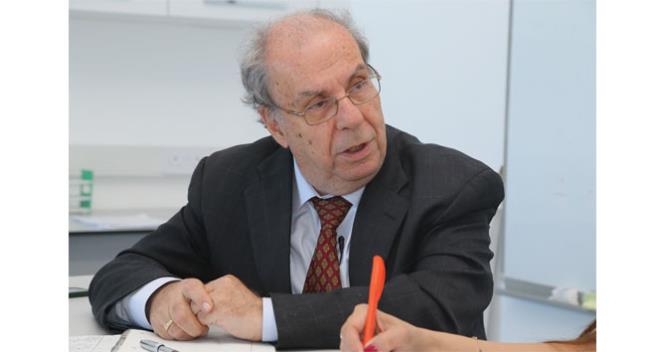 ?Gripten korunmann iki yolu var?  <br>   Gripten korunmann iki yolu olduunu syleyen Prof. Dr. Mehmet bir ?Birincisi; solunum yoluyla gribin bulaabilecei ortamlardan kamak yani kapal alanlardan, sinemalardan, tiyatrolardan, toplu tama aralarnda dikkat edilmesi gerekiyor. Bir dier yolu zellikle in'de bunu ok kullanyorlar; azlara maske takarak dolama yntemi. Bu iyi bir korunma yntemidir. Gripli bir hastann odasn sk sk havalandrma konusu ok nemlidir. Virsler temiz havada belli bir scaklk altnda pek yaama ans bulamyorlar. kinci yol ise kiisel; kiinin baklk sistemini glendirmesi. Ama yallk anda baklk sistemi dyor ve bu nedenlerle baklk sistemini glendirmemiz gerekiyor. Ksaca diyebiliriz ki; yallarda baklk sistemini gl tutarak, gribe kar bir nlem alm oluyoruz ve bu en geerli yntemlerden biri oluyor? dedi.