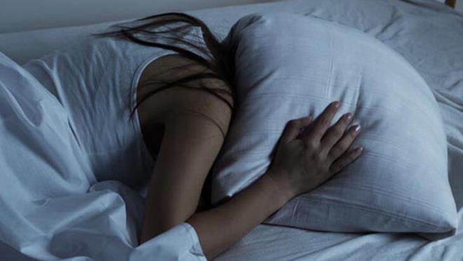 Yaplan aratrmalar 70 yl ncesine gre gnde iki saat daha ge ve kalitesiz uyuduumuzu gsteriyor. ehirleme ve teknolojinin geliimi uyku bozukluunda en nemli faktrler arasnda yer alyor. Bu noktada modern dnyann en byk sorunlarndan biri olan uyku bozukluuna kar bilinsizce kullanlan ilalar ise lme neden olabilecek ciddi sonular dourabiliyor.