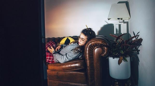 Uyumak iin artk beynin ihtiya duyduu karanl bulamadn vurgulayan Medipol Mega niversite Hastanesi Gs Hastalklar Blm?nden Do. Dr. M. Emin Akkoyunlu, ?Daha temiz ve yaanabilir bir dnya derken aklmza sadece plastik ve p atklar geliyor. Oysa bugn k kirlilii igali altndaki ehirlerde yaayan ou kii kaliteli uykunun dn kuruyor. Algy, duygular, konsantrasyonu, hafzay zayflatan uykusuzluk, doru karar alamama, dikkatsizlik, depresyon gibi ciddi sonular douruyor. Daha ok uyank kalmak iin daha ok kahve tketiyoruz. Kahve bugn petrolden sonra en fazla ticareti yaplan ikinci rn durumuna geldi. te yandan uykuya dalmak ve gndz uyank kalmak iin uyku haplar gibi medikal rnlerden medet umuyoruz. Bu ilalar doktor kontrolnde ve nedene ynelik tedavisi olmadan kullanldnda kronik uyku ve psikolojik bozukluklarndan lme kadar giden ciddi tehlikelere yol ayor? eklinde aklamada bulundu.