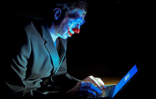 Sistemde gvenlik yazlm olduunu alglarsa bir dizi script altryor ve son bir PowerShell paketiyle sistemde suistimale ak bir arka kap brakyor.