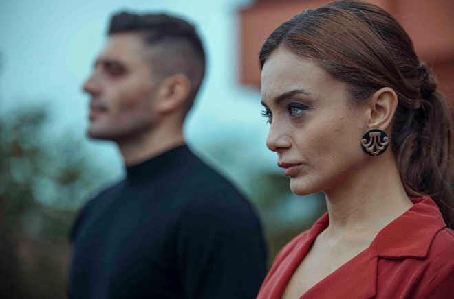 Kadrosuna katt yeni isimlerle 3. sezonunda da en ok izlenen diziler arasnda yerini almay baaran ukur dizisine kt haber geldi. Barollerinde Aras Bulut ynemli, Erkan Kolak Kstendil, Ercan Kesal ve Necip Memilli'nin bulunduu diziye, RTK'ten ceza geldi.