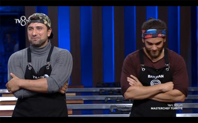 MasterChef'te erken final, kim elendi?  <br>Krmz takmn oylamasnda bu kez yarmaclar sadece 1 oy verdiler. Bu noktada Eda bir srpriz daha yapt ve Yasin'e oy vermeyerek durumu 3-3'e getirip ona potadan kurtulma ans verdi. Yasin de bu ans kulland ve kaptan olmann yetkisini kullanp kendisi yerine Batuhan'n elemeye gitmesine karar verdi. Elemeye MasterChef'in en gl 4 yarmacs Batuhan, Mustafa, Faruk Batuhan ve Alican kalnca Mehmet Yalnkaya "Erken final oldu, nefes kesen bir yarma' diyerek durumu zetledi. Birazdan Master efe veda eden isim belli olacak.