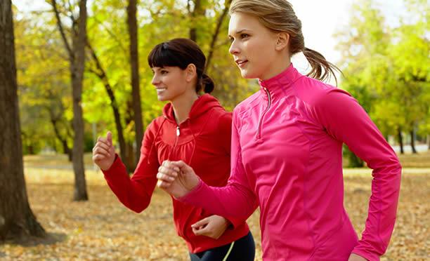 Beslenme ve hareket<br>  Sonbahar meyveleri vcudumuza gereken su ve vitamin ihtiyalarn karlamamza yardmc oluyor.bu dnemde meyve ve sebze tketilmesini ve bol bol su iilmesini tavsiye eden Jahoui, salkl beslenmenin nemine dikkat ekerek, spor ve hareketin de beslenme kadar zorunlu olduunun da altn izdi.