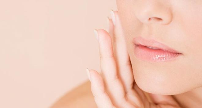 Gneli ve scak yaz aylarnn ardndan, kuruyan, bronzlaan, nem ve terden yalanan, havuz ve deniz suyundan yorulan cildiniz iin QNET rn Eitmeni Sanaa Jahoui?nin zel bakm ipular ile sonbahar ritelinizi tamamlayn.  <br>  Gnein zararl etkilerinin cilt kuruluuna neden olduunu hatrlatan QNET rn Eitmeni Sanaa Jahoui, zellikle sonbahar aylarndaki cilt bakm ve rn seimlerine dikkat ekti. Jahoui, ?Sonbaharn gelmesi ile havadaki nem oran dyor ve havalarn soumas ile su ime alkanlklarmz deiiyor, bu yzden cildimize kuruluk hissi ve krklar da oluabilir. Buna kar kmak iin rutinimiz deimeli ve cildimizi nemlendirmeye odaklanmalyz? dedi.