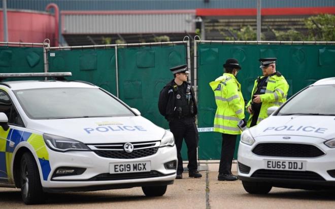ngiltere'nin Essex blgesinde bir TIR'da 39 ceset bulundu. Polis TIR'n ofrn cinayet phesiyle gzaltna ald. lenlerin snmac olduu tahmin ediliyor.