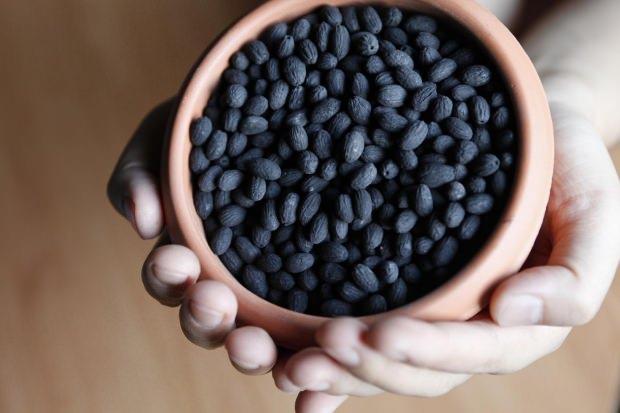 ZEYTN EKRDE YUTMAK NE E YARAR?    Yaplan aratrmalarda zeytinin olduu kadar zeytin ekirdeinin de faydal olduu gzlemlenmitir. Bir btn olarak yutulabilen zeytin ekirdeinin insan salna birok katks vardr.  - Yemek sonras yaanan mide yanmas ve lser gibi hastalklara iyi geldii sylenen zeytin ekirdei ierdii omega 3 ya asitleri ve zc asitler sayesinde bilenin temizlenmesini hzlandrr.  - Kabzlk sorunu iin zeytin ekirdei birebir fayda salar. Ancak zeytin ekirdeini toz haline getirip tketildiinde daha etkili olduu uzmanlar tarafndan vurgulanmaktadr.