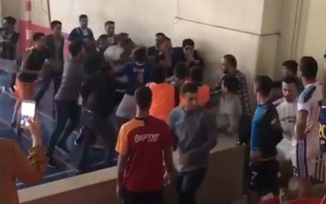 SRT merkez ve ilelerde grevli retmenler arasnda Siirt Spor Salonu'nda Futsal Turnuvas dzenlendi.