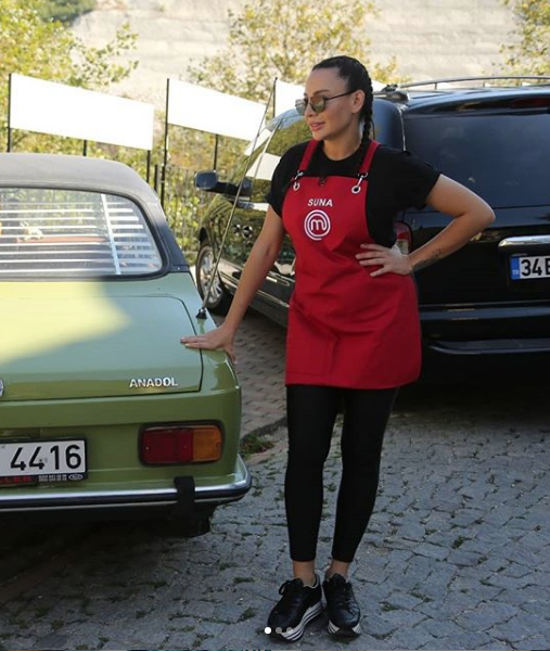 Meslei iyi renmek ve pekitirmek adna kebap, balk, Trk mutfa, dnya mutfa gibi eitli restoranlarda ba eflik, koordinatrlk, ya da danmanlk yapt.