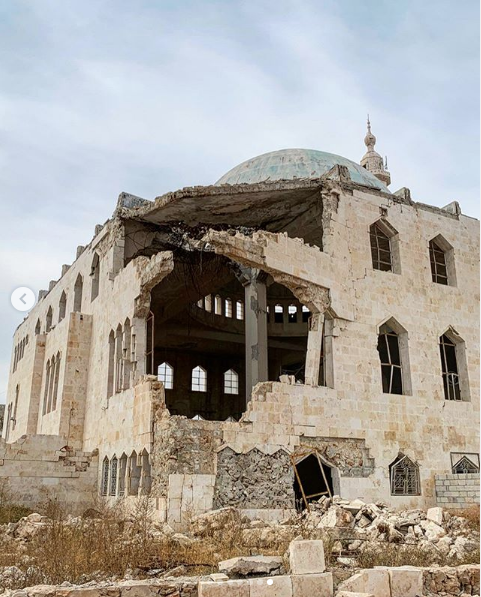 Halep'te minareleri yklm harabeye dnm cami iinde oyun oynayan ocuklar da videoya ekerek paylaan zelik, yazd yazyla da herkesi duygulandrd.