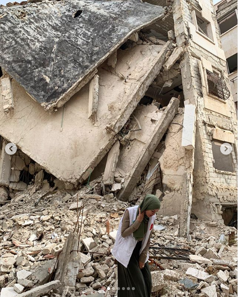 Yrek szlatan grntler Gamze zelik Halep'teki ac durumu paylat<br>    Gamze zelik, Halep'teki ac durumu paylat fotoraflarn altna u notu dt:    ''u grdklerimiz bile bu dnyann fani olduunu bize hissettiremeseydi ne yapardk acaba? Ya duymaz olsayd kalbimiz? Ya bize verilen ann, hretin, maln, mlkn sahibi sansaydk kendimizi? Buralar zamannda zenginlerin yaad blgelermi biliyor musunuz? imdi ise tam bir hayalet ehir.''