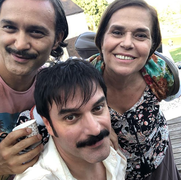 Birok projede yer alan usta oyuncu televizyon eitici grevi de yapmaktadr.