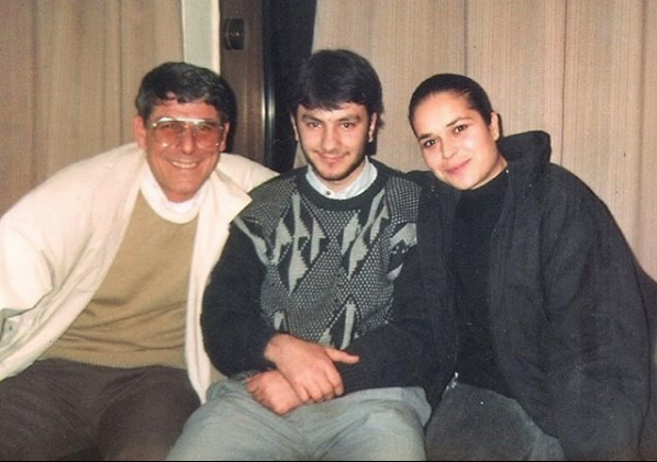 Daha sonra ise Kanal D ekranlarnda yer alan ksa zamanda aile komedisi olarak fenomen hale gelen Geni Aile'yle karmza kt.