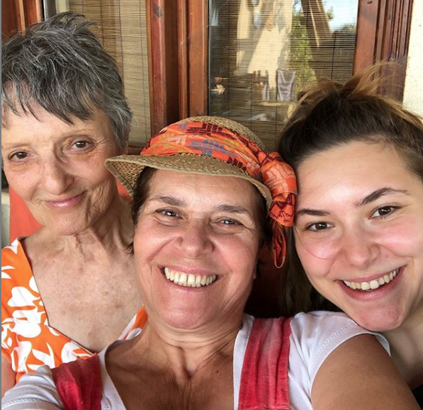 Glsm karakteriyle hafzalara kaznan oyuncu Yazlklar, Duruma, Ksa Devre, Hadi U Bakalm ve Gnl gibi dizilerde yer ald.