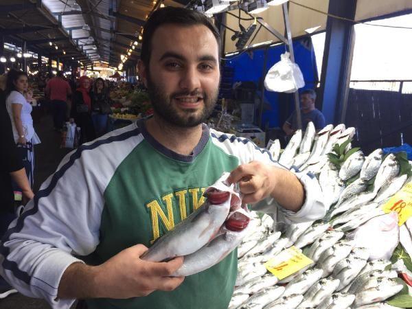 zellikle k aylarnda pek ok balk eidi tezgahlara oradan da sofralarmza geliyor. Balk tketen vatandalarn, balk alrken dikkat etmesi gereken baz hususlar bulunuyor. Baz balk satclar bayat balklar eitli hilelere bavurarak vatandaa satmaya alyor. Vatanda balk alrken ncelikle baln solunga ksmndaki krmzla bakyor.