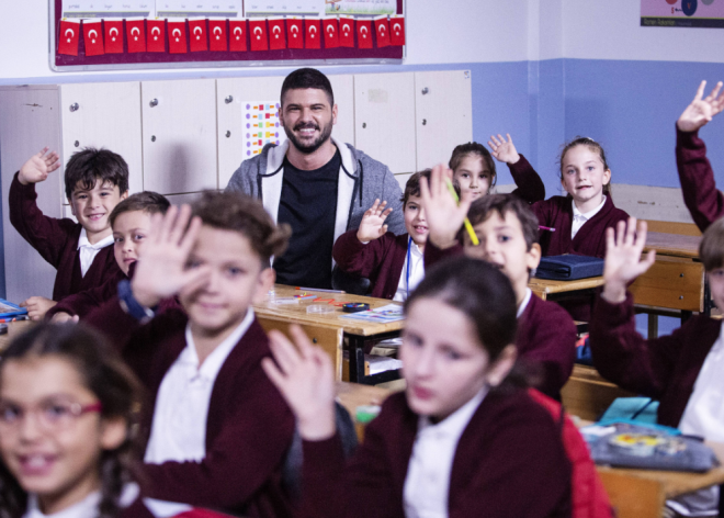 ampiyon dizisinin son blmnde neler yaand?  <br>Frat Zafer?e Tansel?le yapt anlamadan bahseder ve ikili Gne?i geri alabilmek adna Frat?n kafeste yapaca  ma ncesi antrenmanlara balarlar. Dier tarafta ise Tansel, Frat?n rakip listesini hazrlam ve adamlarna Frat?n kafesten sa kmamas emrini vermitir.