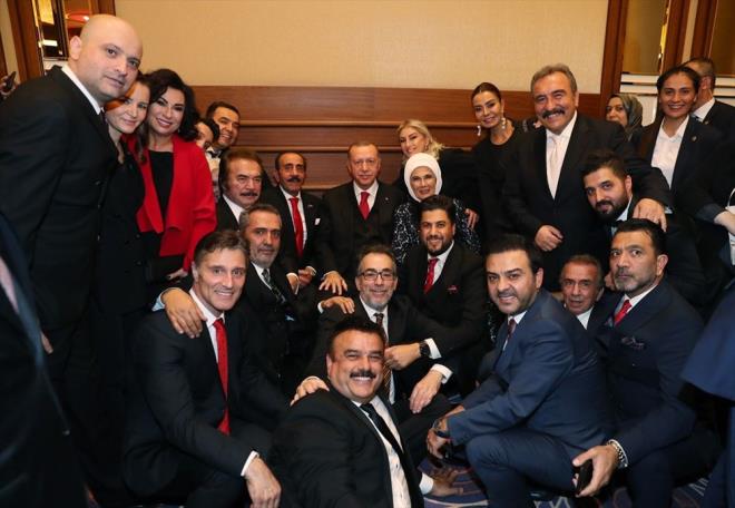 Cumhurbakan Erdoan, konumasnn ardndan, ei Emine Erdoan ile salonu gezerek trene katlan davetlilerle sohbet etti, hatra fotoraf ektirdi.