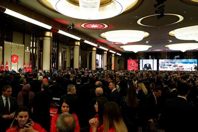 Cumhurbakan Recep Tayyip Erdoan'n ev sahipliinde, Betepe Millet Kongre ve Kltr Merkezi bnyesindeki Sergi Salonu'nda 29 Ekim Cumhuriyet Bayram Kabul Treni yapld.
