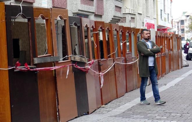 ''FAZLA TEHLKEL''    24 Austos 1999'da Bayndrlk ve skan Mdrl tarafndan hazrlanan tespit raporunda binann bodrum katndaki 12 kolonda patlamalar olduu, hasarn 'fazla tehlikeli' durumda bulunduu, yapnn bodrum, zemin ile birlikte 7 kat olutuu, son iki katn projeye aykr yapld, ayrca baz kirilerde eilme ve kesme atlaklar gzlemlendii belirtildi.