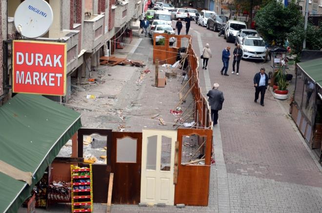 Gmpala Mahallesi'nde, 7 katl, 24 daireli Kbra Apartman, 17 Austos 1999 Glck Depremi'nden etkilendi.