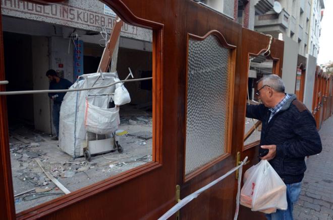 Ar hasarl olduu iin yklmas gereken binann sakinleri, Yldz Teknik niversitesi'nden uzmanlarn hazrlad glendirme almasn tamamlarken, apartmanda oturmay da srdrerek dava at.