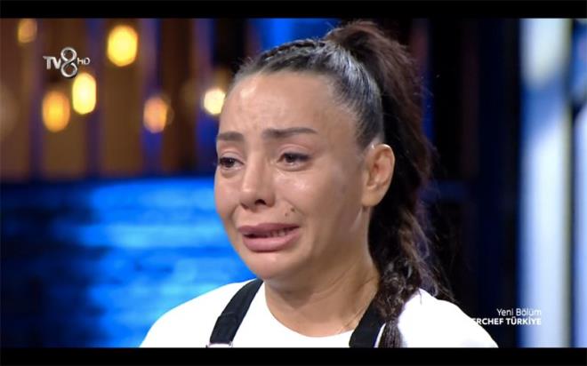 Suna ok oldu alad<br>  Masterchef'in en serin kanl isimlerinden biri olan Suna, Batuhan onu eleme aday yapnca artan bir tepki verdi. Suna, "Hastaydm ve Batuhan benim zayflmdan yararland' diyerek alad. Batuhan bu tablodan ok etkilendi ve "alayacam' dedi. Suna yarmada sorunlu olan tm yemekleri kurtardn syleyip isminin sylenmesine fazlasyla sert bir tepki verdi.