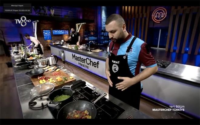 Masterchef'te eleme ertelendi<br>  Krmz takmn oylamasnda 6. eleme aday Murat olarak belirlenirken bir srpriz de yaand. Kim elendi diye beklerken Mehmet Yalnkaya elemenin yarna brakldn duyurdu. Bunun sebebini ise elemede ilk kez 6 yarmacnn yer almas olarak izah etti. Perembe akam Masterchef'te elenen isim belli olacak. Eleme adaylar, Rfat, Ekin, Eda, Suna, Murat ve Alican oldu.