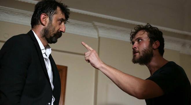 Avukat Sadkahmet Alp su duyurusunda ayrca bu sahne ile meslein onur ve erefinin ayaklar altna alndn belirterek ?Maalesef aklarda kalan avukatlara istediini yaptrabilecek bir g gsterisi ve hatta hukuksuz ilere tevik etmeye alma avukatn yakasndan tutup tehdit etmek olmutur.