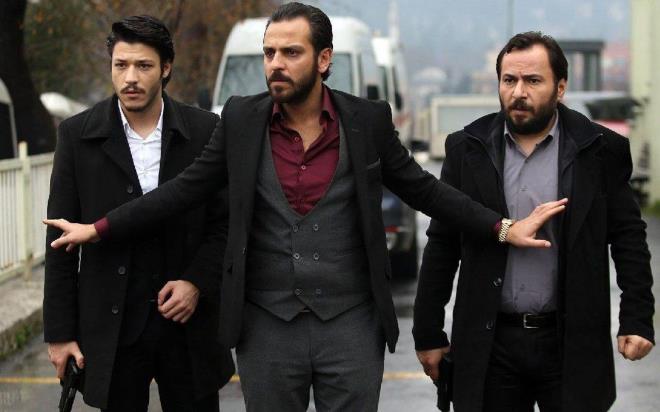 Birok avukatn hakaret ve tehditlere maruz kaldnn ve ldrlen avukatlarn gazetelerin 3. sayfalarna konu olduunun aktarld su duyurusunda ikayeti olmann zorunlu olduu akland.