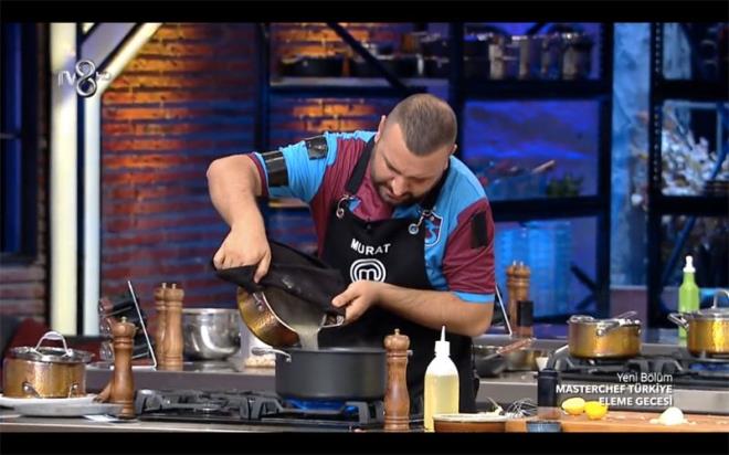 Masterchef'te bir ilk: Elemeye 6 kii kt<br>  MasterChef yarmasnda bu hafta kim elendi sorusunun yant elemeye kalan Ekin, Alican, Suna, Murat, Rfat ve Eda'nn yaryla ortaya kt. Bu hafta 4 yerine 6 kii elemede yart. Bunun sebebi kaptanlk oyununda yemeini yetitiremeyenler iinden 2 kiinin Ekin ve Alican'n da elemeye gnderilmesi oldu. Elemede Master ef'ten gidecek ismi anal kzl yemei belirledi. Mehmet Yalnkaya eleme adaylarnn hepsine eve gidi bileti datt.