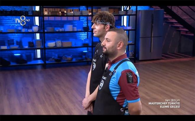 Masterchef'ten kim elendi?<br>  Alican, Suna, Eda ve Ekin'in potadan kmasnn ardndan son ikiye Rfat ile Murat kald. Bugne kadar elemeye hi bu kadar yaklamayan Rfat tablo karsnda ok yaad. Masterchef'ten bu hafta elenen isim Murat Tokmak oldu. efler anal kzl yemeinin i dolgusunun iyi olmadn syledi. Somer ef, Rfat'a ise 'Tam tabirle yrttn arkadam. Bu kadar zayf bir yemekle yrtmak seni nereye gtrr' diyerek uyar yapt.