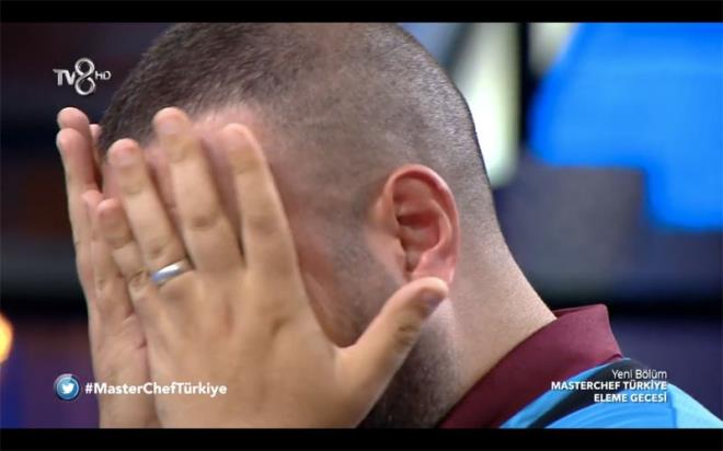 Murat alaya alaya gitti<br>  Murat Tokmak Masterchef yarmasna veda vakti geldiinde bir anda gzyalarna bouldu. 'Buraya ok altm' diyen Murat, 'Herkes ailem gibi oldu" derken hkrklarla alad.