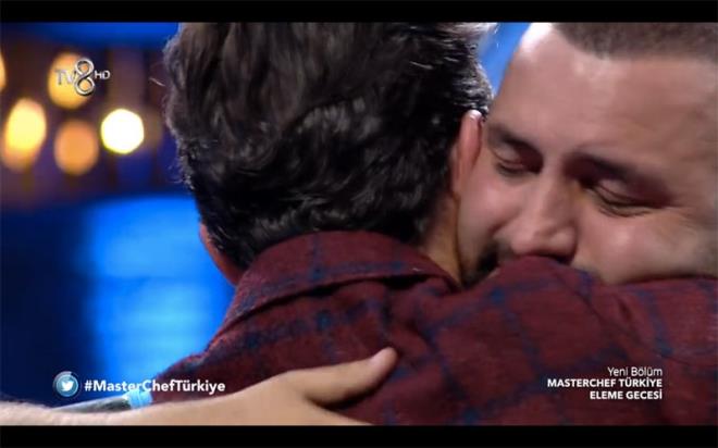 eflerle tek tek kucaklaan Murat Tokmak, alayarak stdyodan kt. Murat, "te gidiyorum hibir ey demeden, arkam dnmeden, ikayet etmeden, hibir ey olmadan' arksn syleyerek gitti.