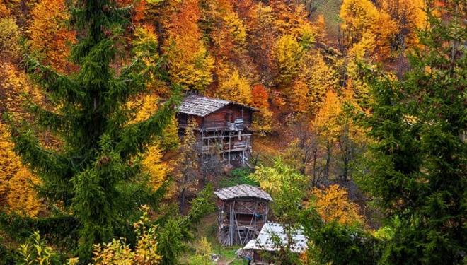 Bitlis'in Hizan ilesinin ta evlerden oluan kyleri, sonbahar tonlaryla ziyaretilerine esiz grntler sergiliyor. ou, derin vadiler arasndaki yamalara kurulu ok katl tarihi ta evlerden oluan kyler, fotoraf sanatlar ve gezginler tarafndan byk ilgi gryor.